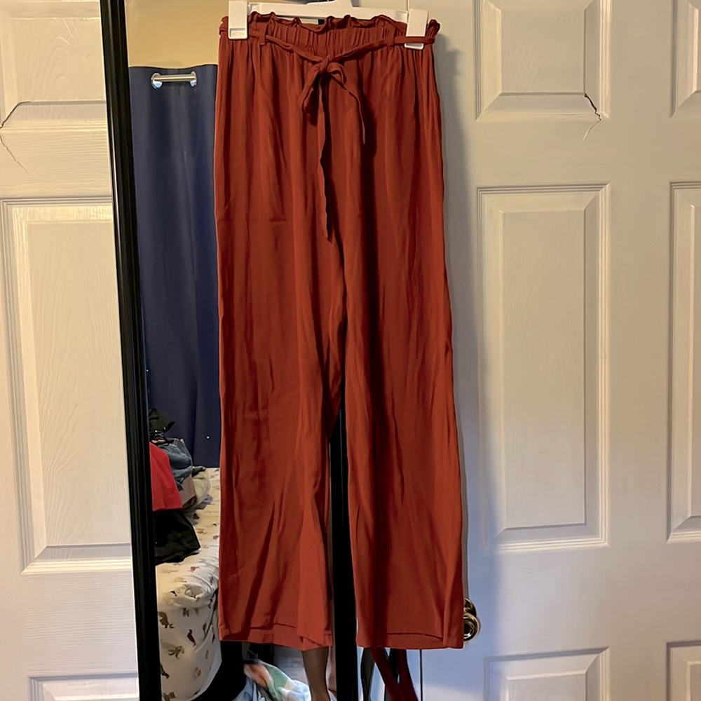 Straight leg Flowey pants with belt.